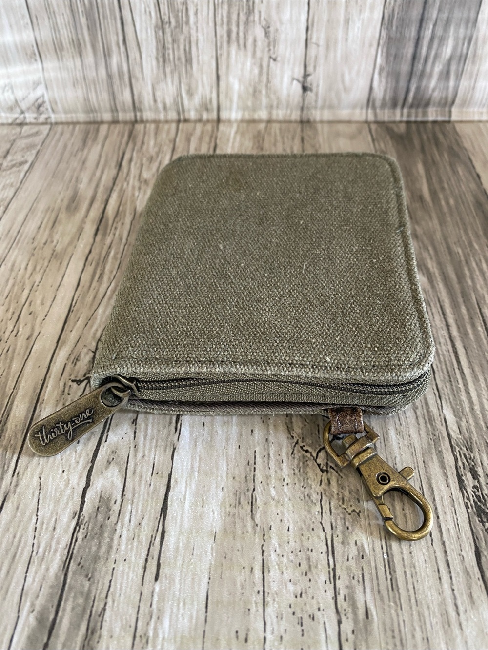 THIRTY-ONE CLIP ‘N ZIP WALLET— VINTAGE OLIVE